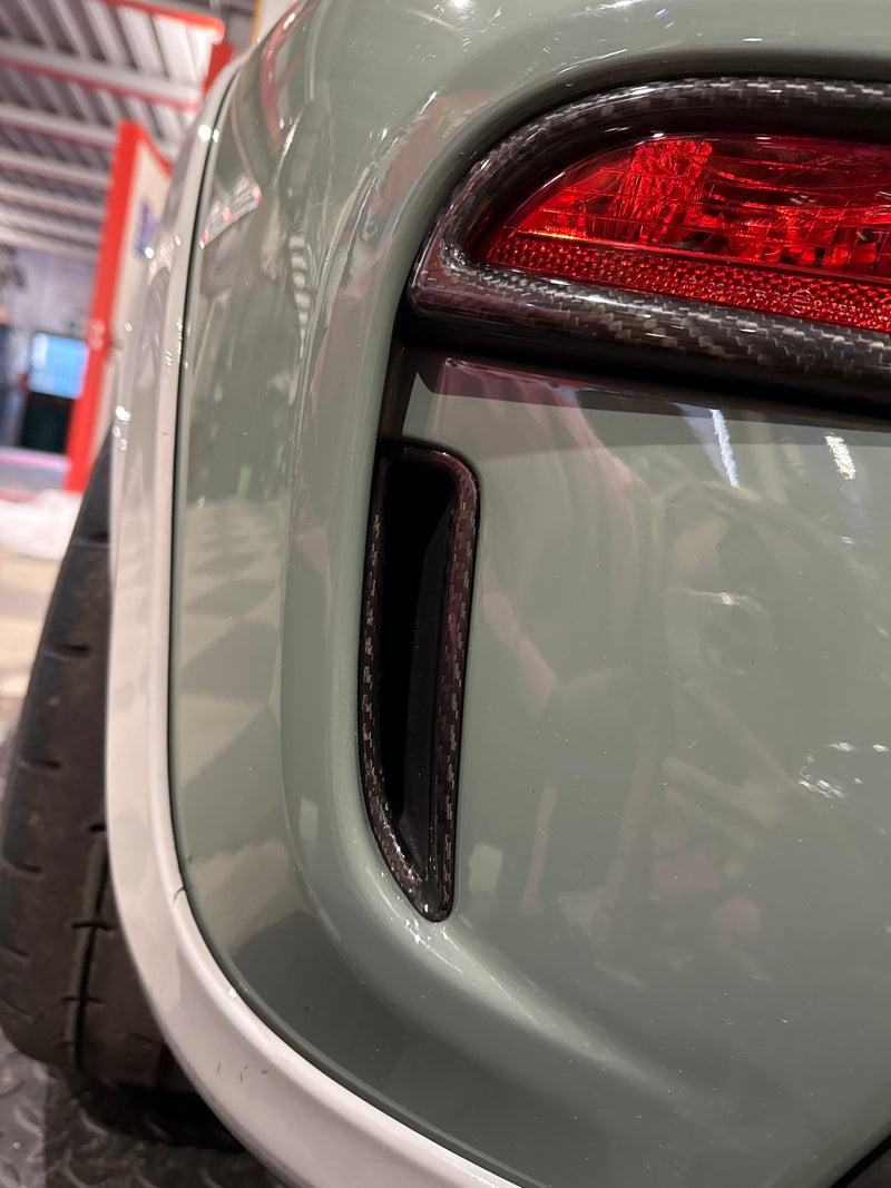 Carica immagine in Galleria Viewer, Coppia cover prese d’aria paraurti posteriore in CARBONIO per Abarth 500 - 595 - 695 Restyling