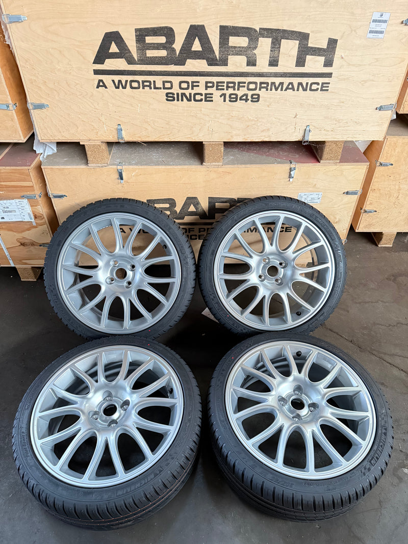 Carica immagine in Galleria Viewer, Cerchi Abarth Tributo Ferrari OEM 17" Argento