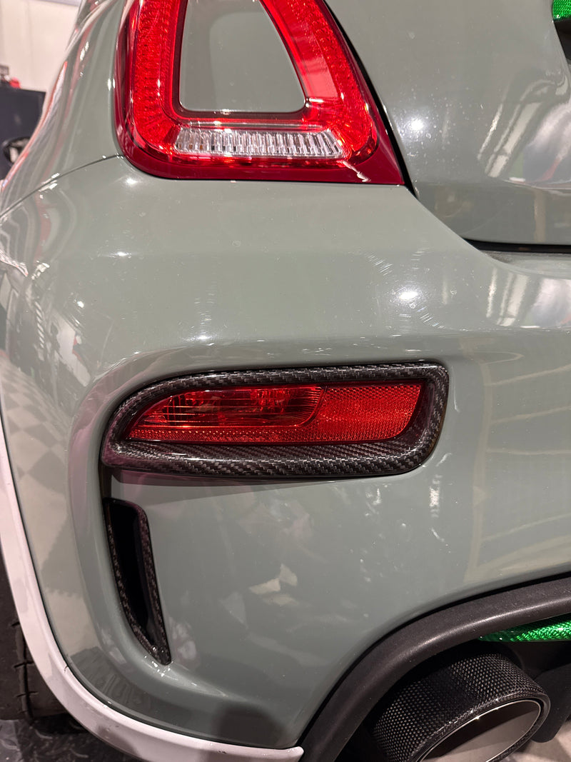 Carica immagine in Galleria Viewer, Coppia cover cornici fendinebbia posteriori in CARBONIO per Abarth 500 - 595 - 695 Restyling