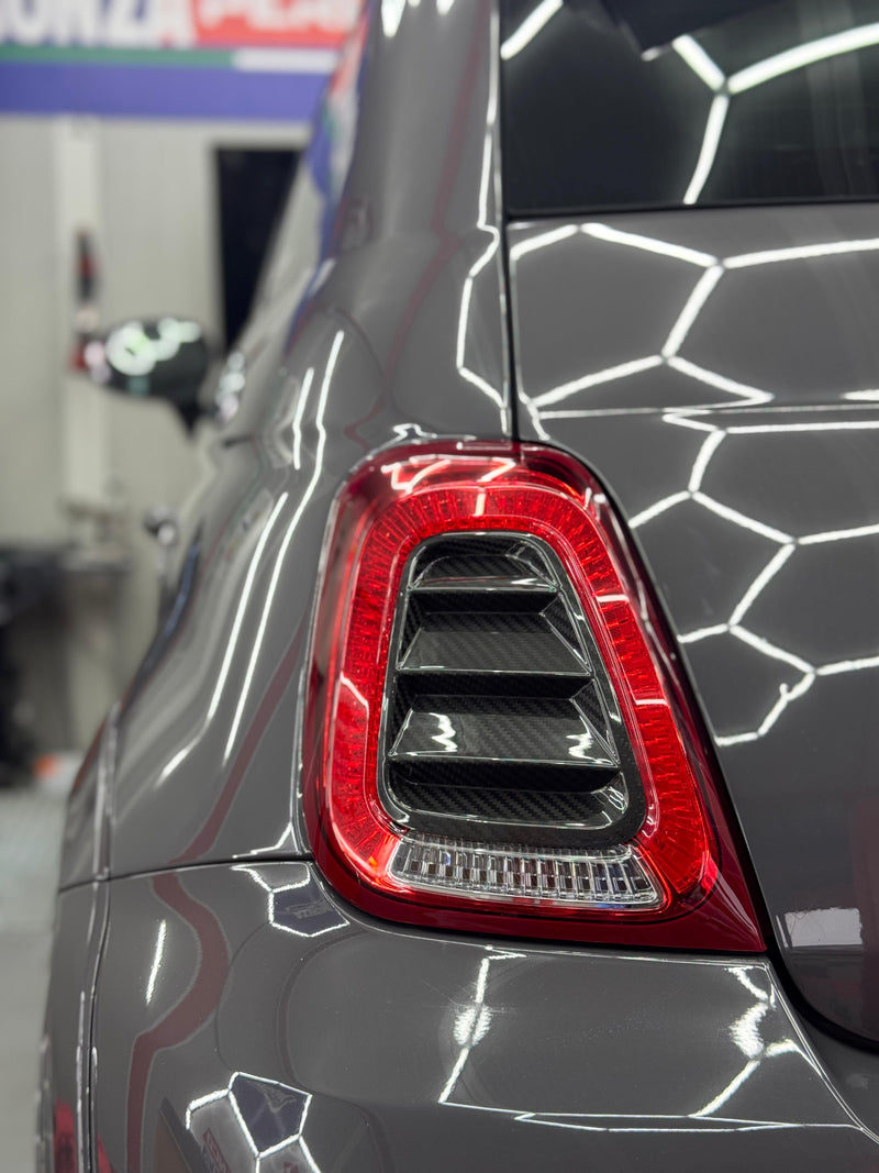 Carica immagine in Galleria Viewer, Coppia Placchette Fanali Posteriori in CARBONIO Per Abarth 500 - 595 - 695 Restyling