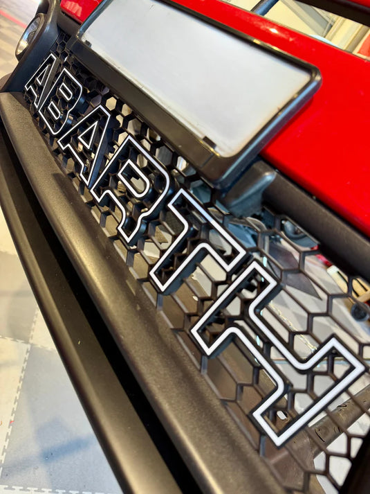 Scritta ABARTH griglia anteriore Pre-Restyling