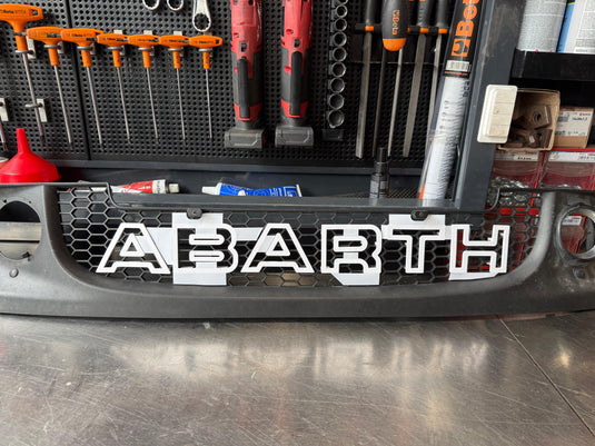 Scritta ABARTH griglia anteriore Pre-Restyling