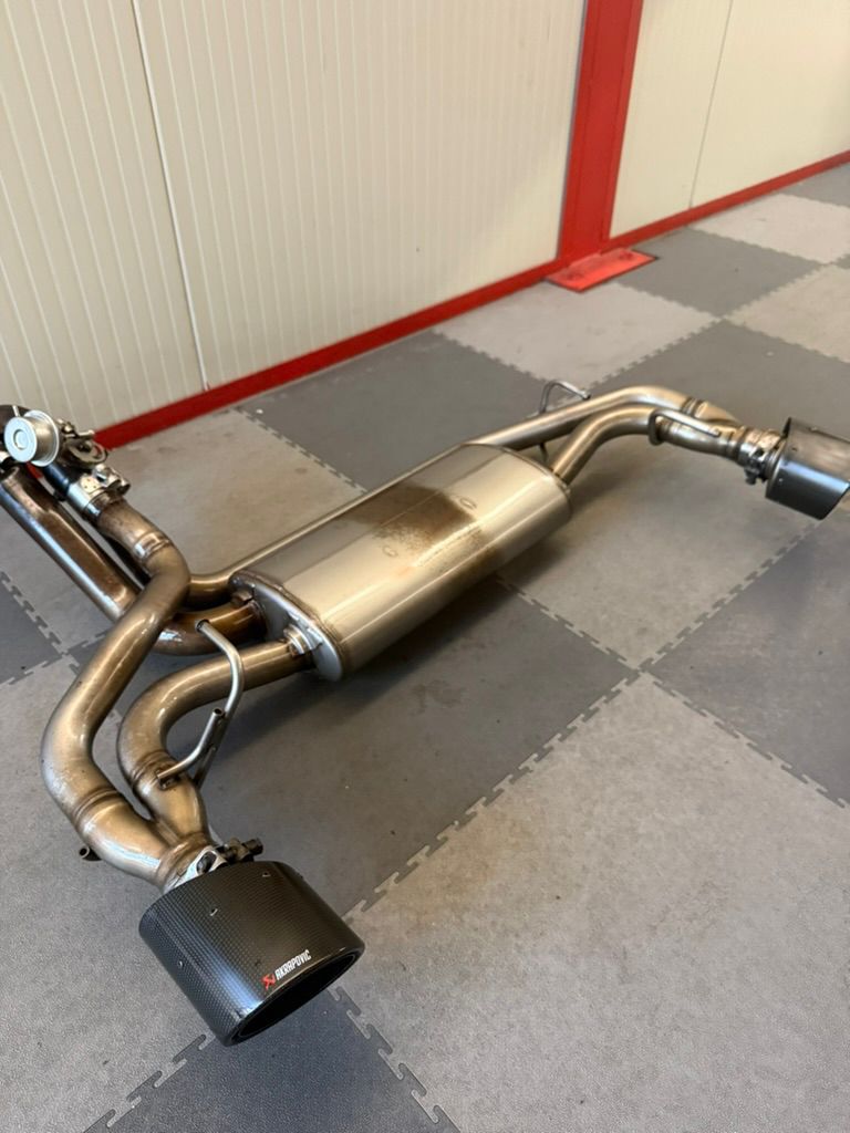 Carica immagine in Galleria Viewer, Scarico Akrapovic 500 595 abarth OMOLOGATO usato
