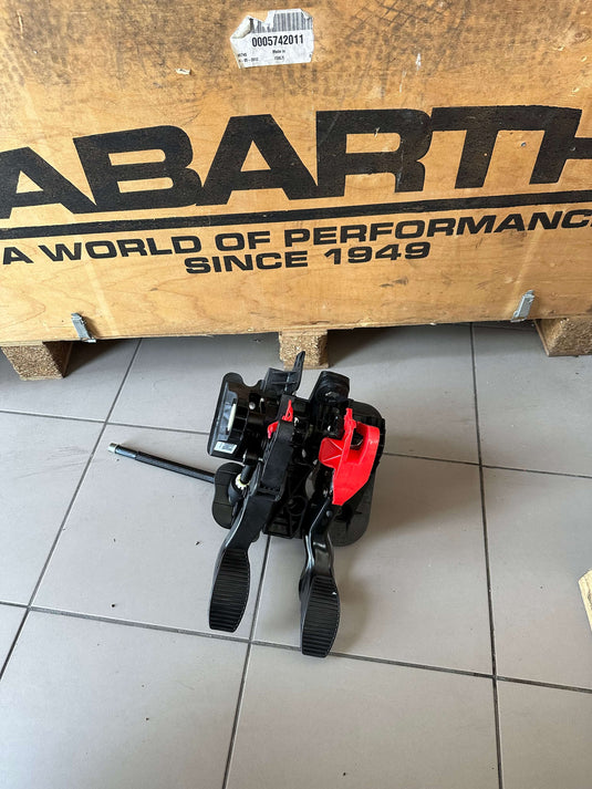 Brake and clutch pedals for 500 Abarth manual transmission